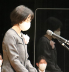 卒業式で保護者あいさつをされる佐藤由紀さん